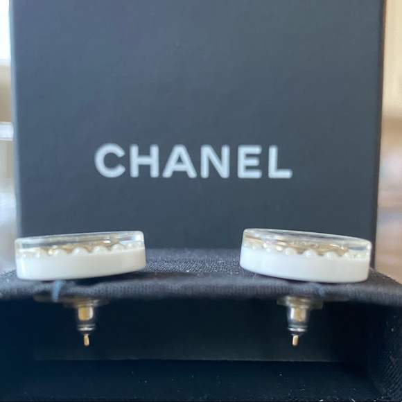 ❌SOLD to TRR❌Authentic CHANEL 2019 Cruise Collection White & Black Earrings - Picture 3 of 7